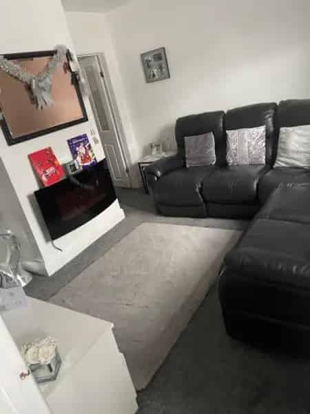 23 Bedroom House Large Driveway Back Garden RTB