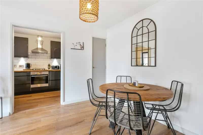 2 Bedroom Apartment Aldgate London