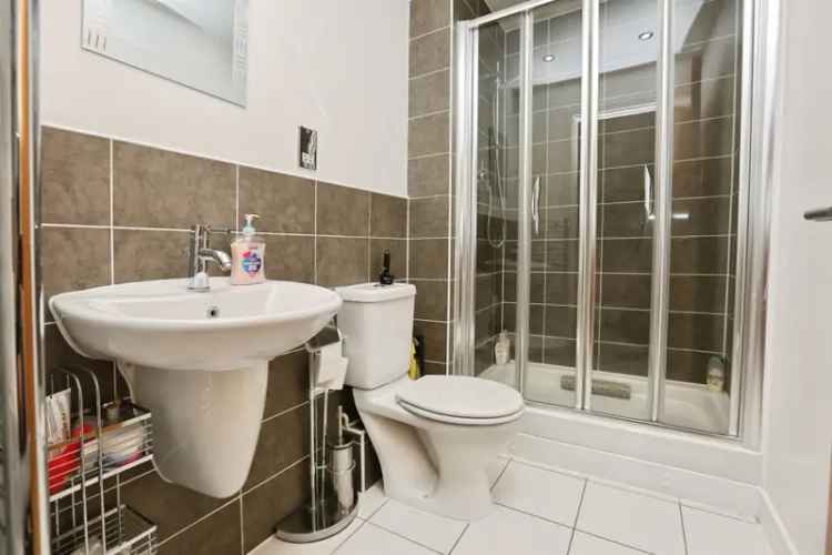 2-Bed Waterside Apartment with Stunning Views Allocated Parking