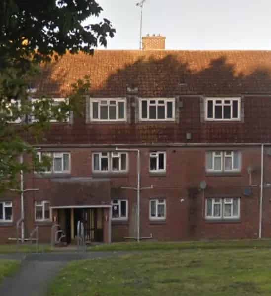 2 Double Bedroom Flat Top Floor Loft Wet Room Garden Near School