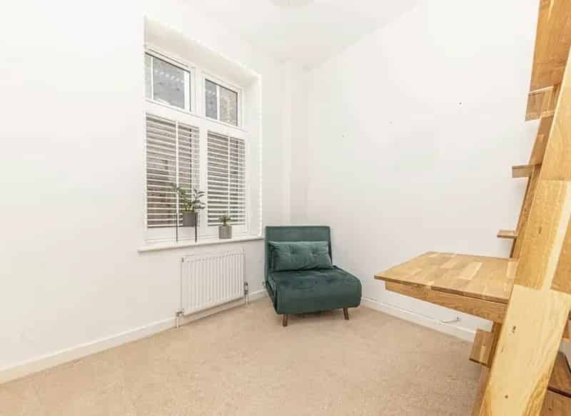 Two Bedroom Ground Floor Apartment Near Shops and Train Station
