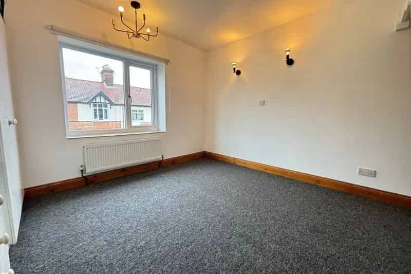 Spacious Home with Ensuite and Courtyard Parking