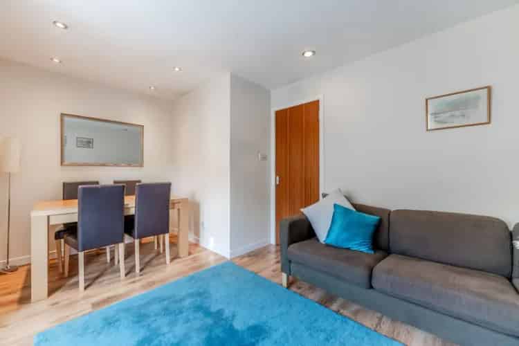 Spacious 1-Bedroom Flat Near West End City Centre Secure Parking