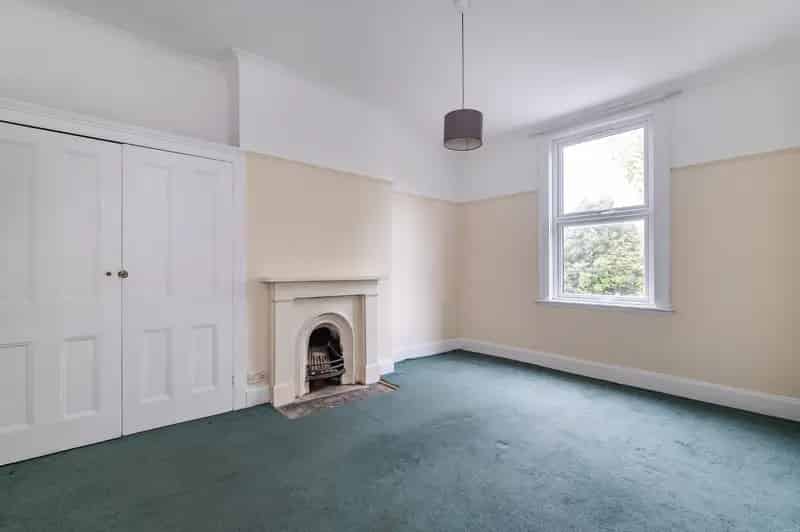 3 Bedroom Flat for Sale in Brixton