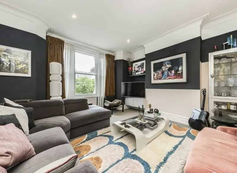 Spacious 2-Bed Split Level House with Private Garden Near Willesden Junction