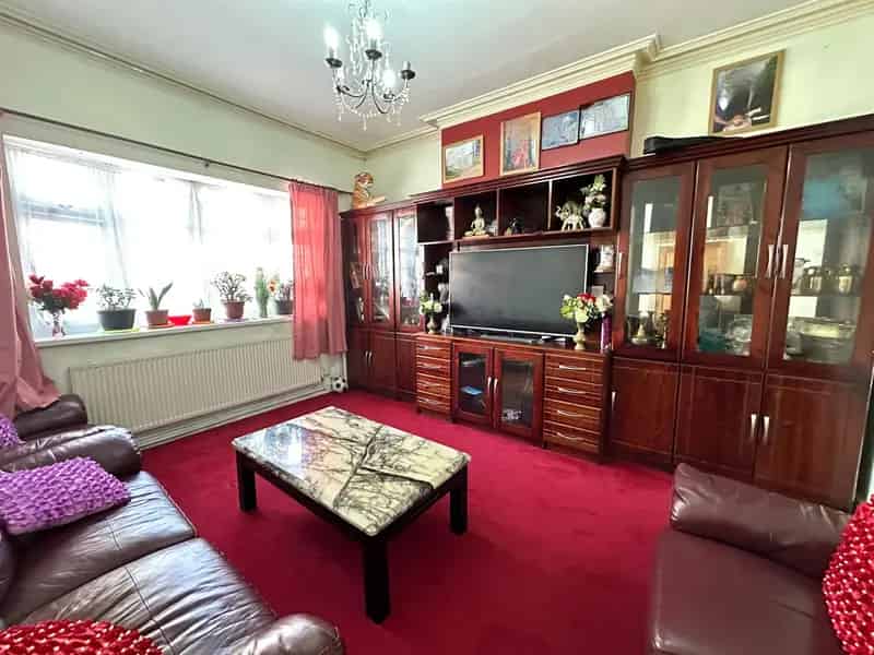 Three Bedroom Mid Terrace House Town Centre Location