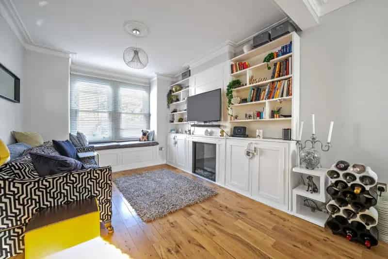 Stunning 2-Bedroom Freehold House Near Transport Links