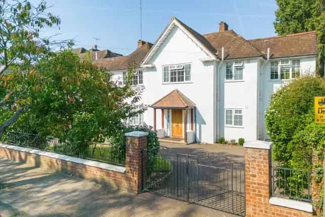 Detached House for Sale in London SW15