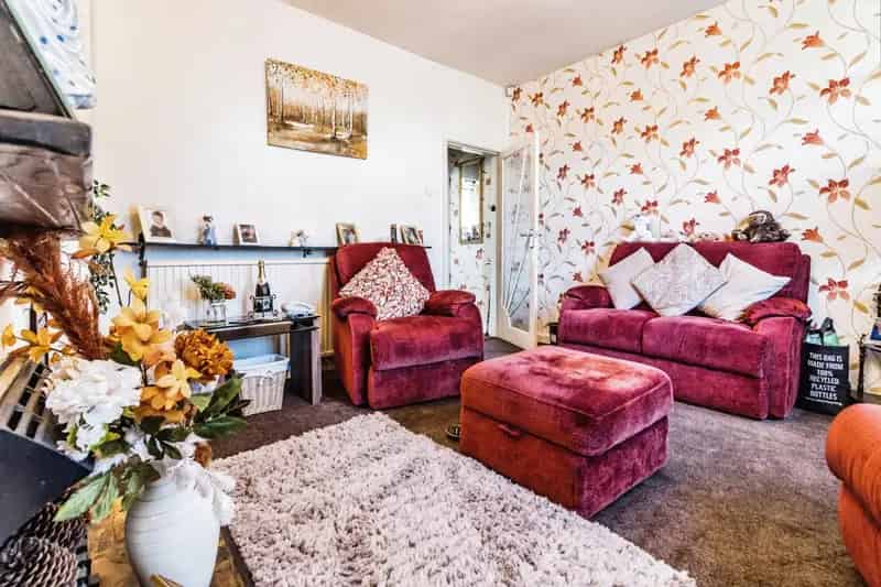 2 Bedroom Mid Terrace House in Wardley Near Moorside Train Station