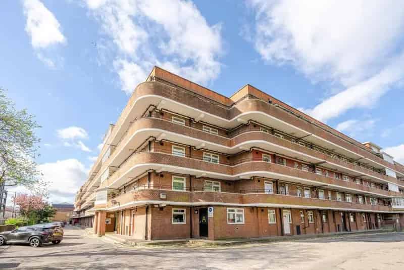 One Bedroom Art Deco Flat Near Queens Road Peckham Station