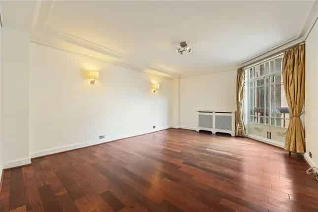 3-Bedroom Family Apartment in Oakwood Court London W14