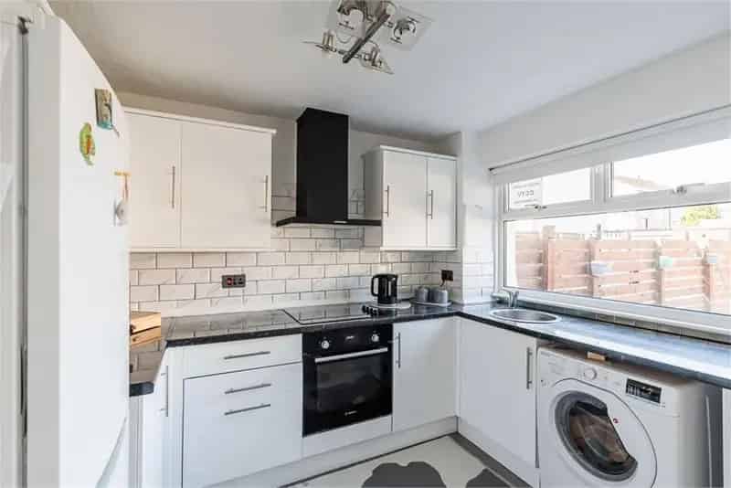 3 Bed Terraced House Near Amenities and Schools