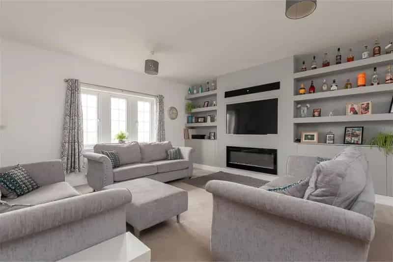 6 Bed Detached House with 3 Reception Rooms Near Edinburgh Airport