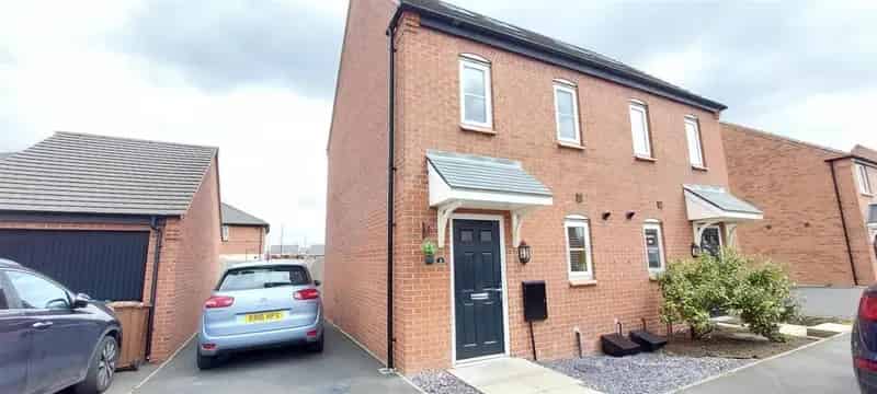3 Bedroom Semi Detached House To Rent
