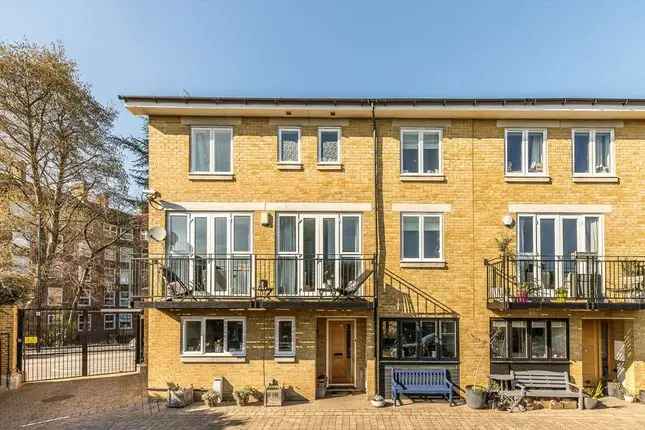 Four Bedroom Townhouse with River Views Wapping E1W