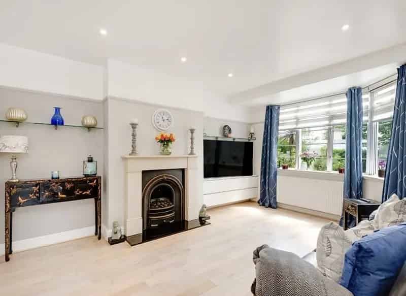 Hendon Maisonette 2 bed 3 Gardens Share of Freehold