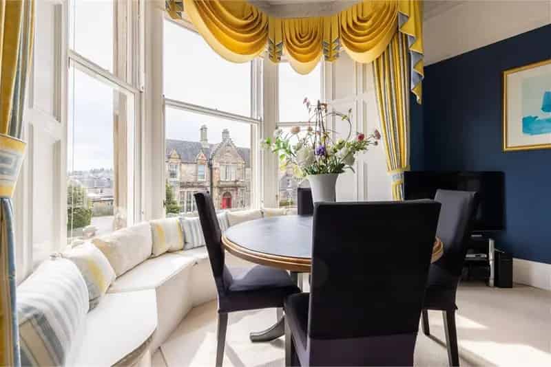 2 Bed Flat First Floor with 1 Reception Room