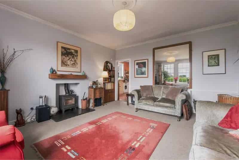 4 Bed House - Detached with 2 Reception Rooms