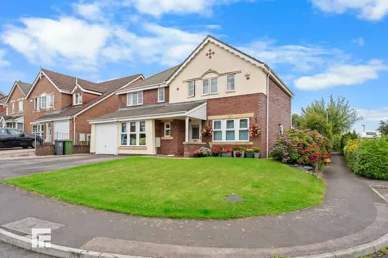 5 Bedroom Detached House for Sale in Parc Rhydlafar