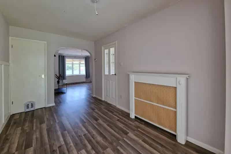 Three Bedroom House with Garage and Garden