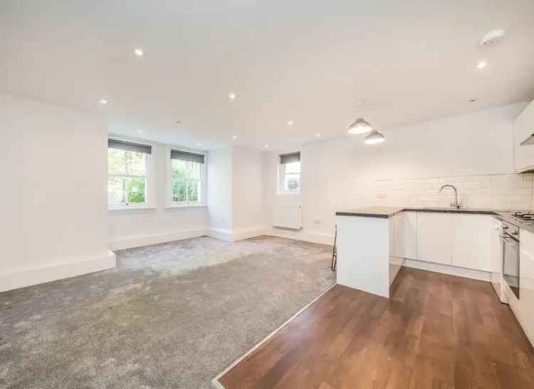 Spacious 4-Bedroom Apartment Surbiton Hill Park