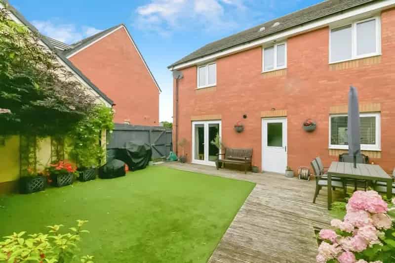 4 Bedroom Detached House With Garage and Large Garden