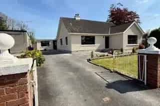 Refurbished 4-Bedroom Bungalow with Modern Kitchen and Large Shed