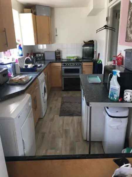 2 Bed Flat Second Floor Spacious Garden