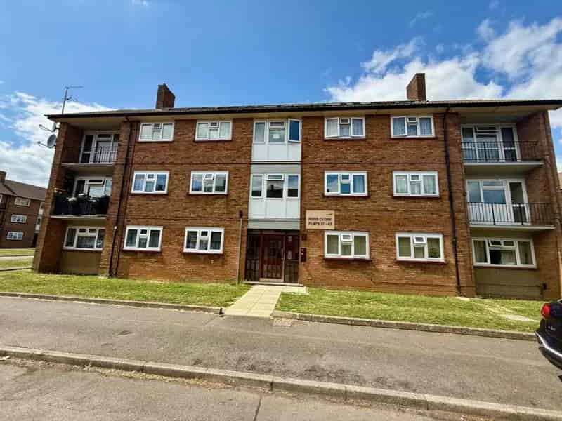 Two Bedroom Flat Near M1 Junction 10 Stockwood Park