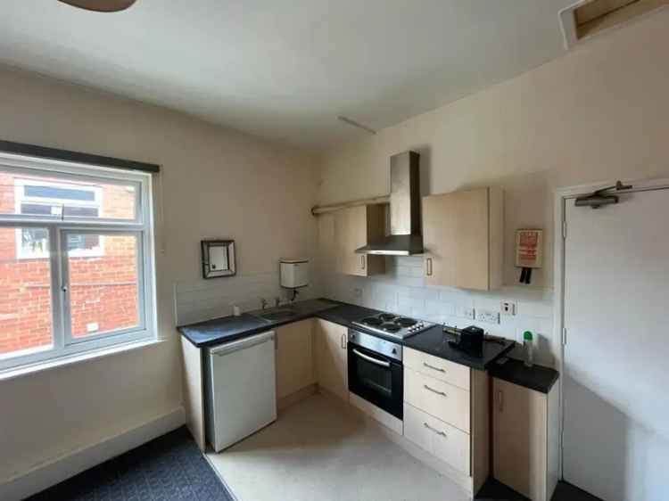 Studio Flat to Let - Town Centre Access