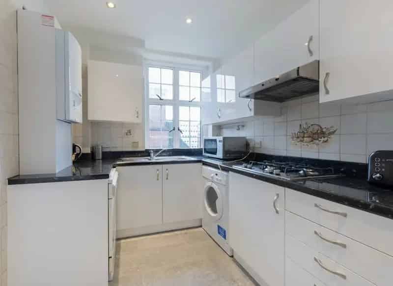 Three Bedroom Apartment near Kensington High Street