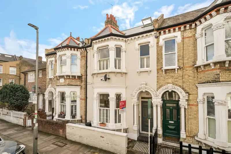 Two Double Bedroom Garden Flat near Clapham Common