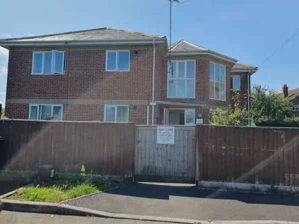 Ground Floor Flat 2 Double Bedrooms Car Park Shed
