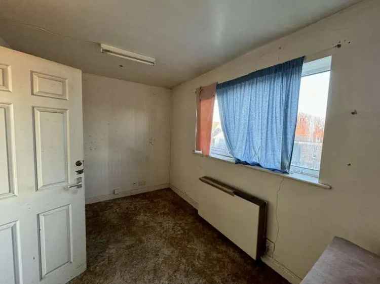 2 Bed Flat for Sale - Freehold Included - Requires Updating