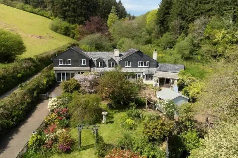 8 Bedroom Detached House For Sale