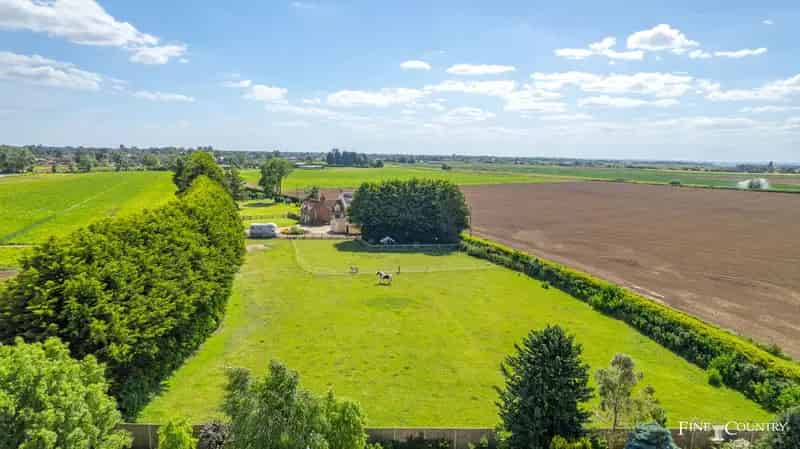 4 Bedroom Thatched Cottage with Annex, Pool, and Stables
