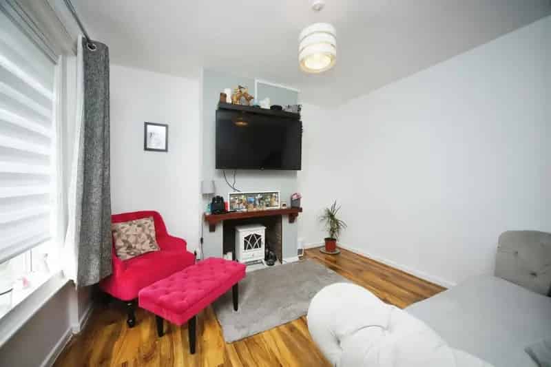 2 Bed Terraced House with Garden and Permit Parking