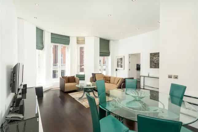 Mayfair 1 Bedroom Apartment 836 sq ft 3 Balconies
