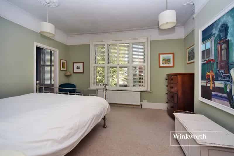 6 Bedroom House in Sutton Near Train Station