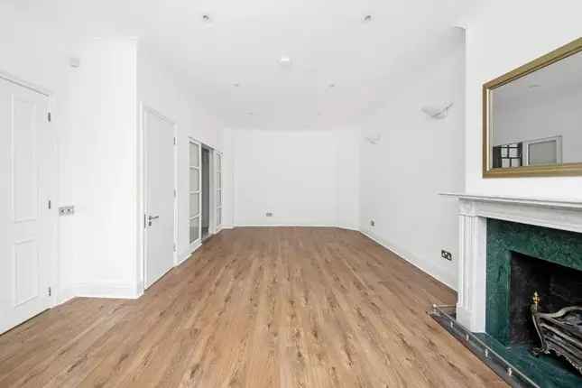 4 Bedroom Mews House in Stanhope Mews East London