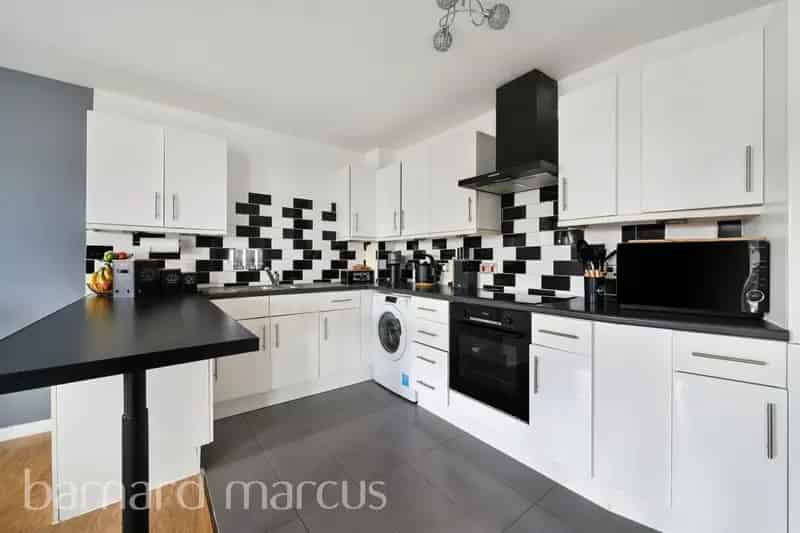 Stunning 2-Bedroom Apartment 788 sq ft Near Lower Sydenham