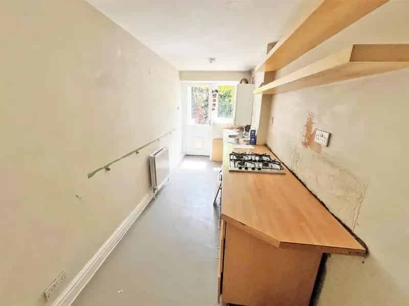 1 Bedroom Garden Flat Requiring Modernisation Long Leasehold