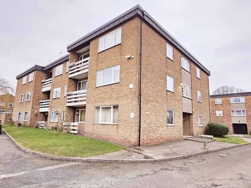 1 Bedroom Ground Floor Apartment For Sale - Modern Auction