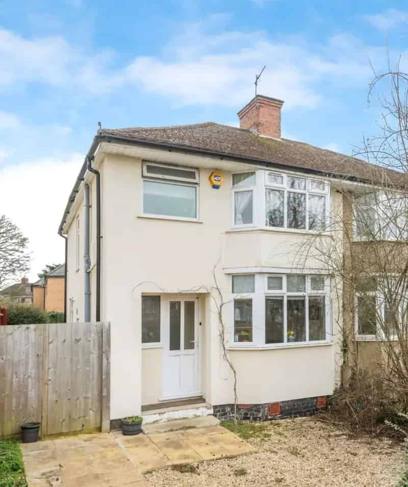 Three Bedroom Semi-Detached House Near Headington Hospital