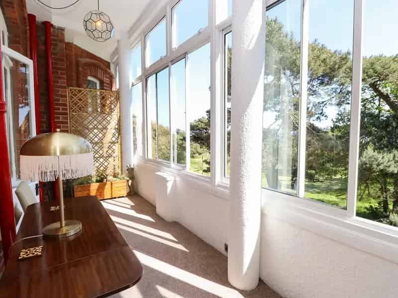 2 Bedroom Sea View Apartment Near Beach Dog-Friendly Renovated