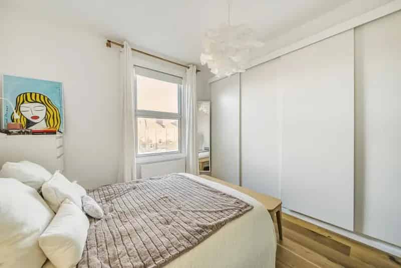 2-Bedroom Apartment West Kensington High Standard Recently Refurbished