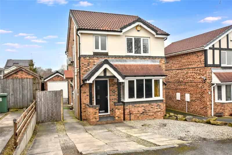 3 Bed Detached House with Modern Open Plan Kitchen Diner and Conservatory