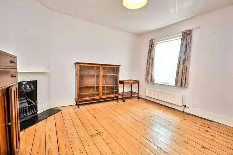 3 Bed Semi Detached House For Sale Near Salisbury Train Station