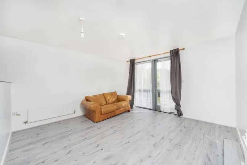 1 Bedroom Apartment near Clapton Station with Patio Garden