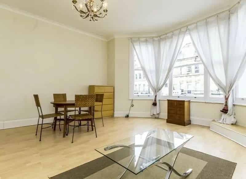 Spacious One Bedroom Conversion Apartment near West Kensington and Barons Court